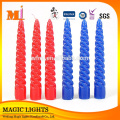 Elegantes velas coloridas con forma de cono pilar delgado